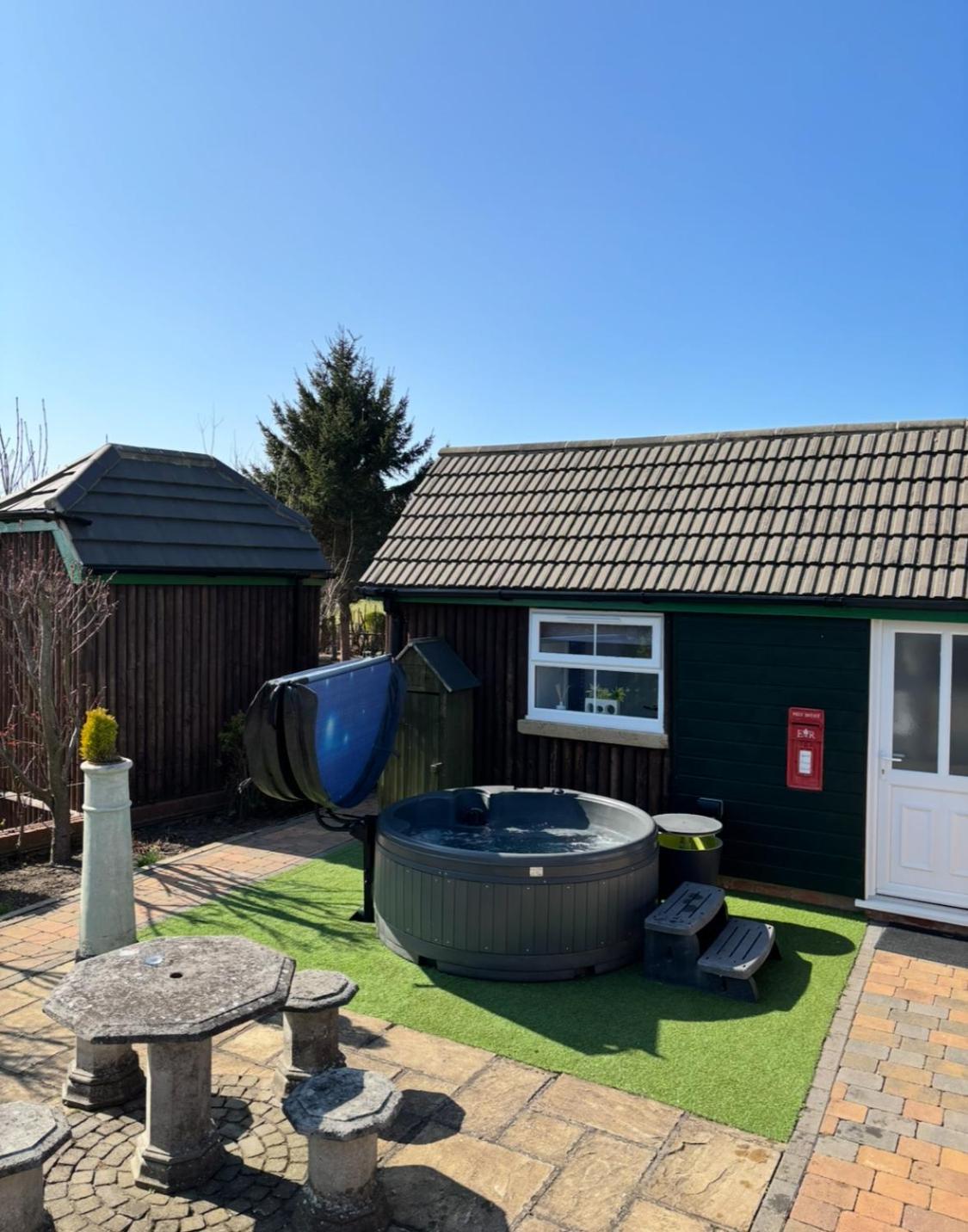 Retreat Little House With Private Hot Tub Holiday home