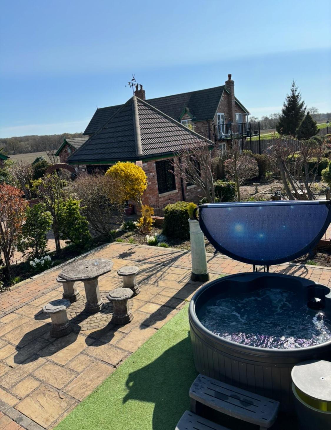 Retreat Little House With Private Hot Tub Holiday home *